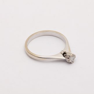 DIAMANTRING I VITGULD 0,20CT ENLIGT INSKRIPTION, ø 17MM - TILLV. GULDFYND - OBS! BEHÖVER RODIERAS OM