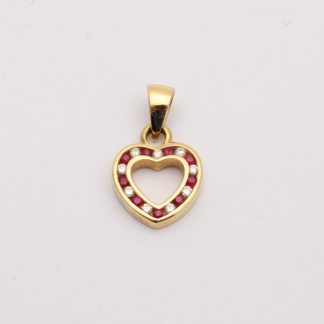 HÄNGE HJÄRTA MED RUBINER TOT. 0,11CT & DIAMANTER TOT. 0,08CT, 18x11MM - TILLV. GULD CARLSEN I SUNDSVALL - TOTALVIKT: