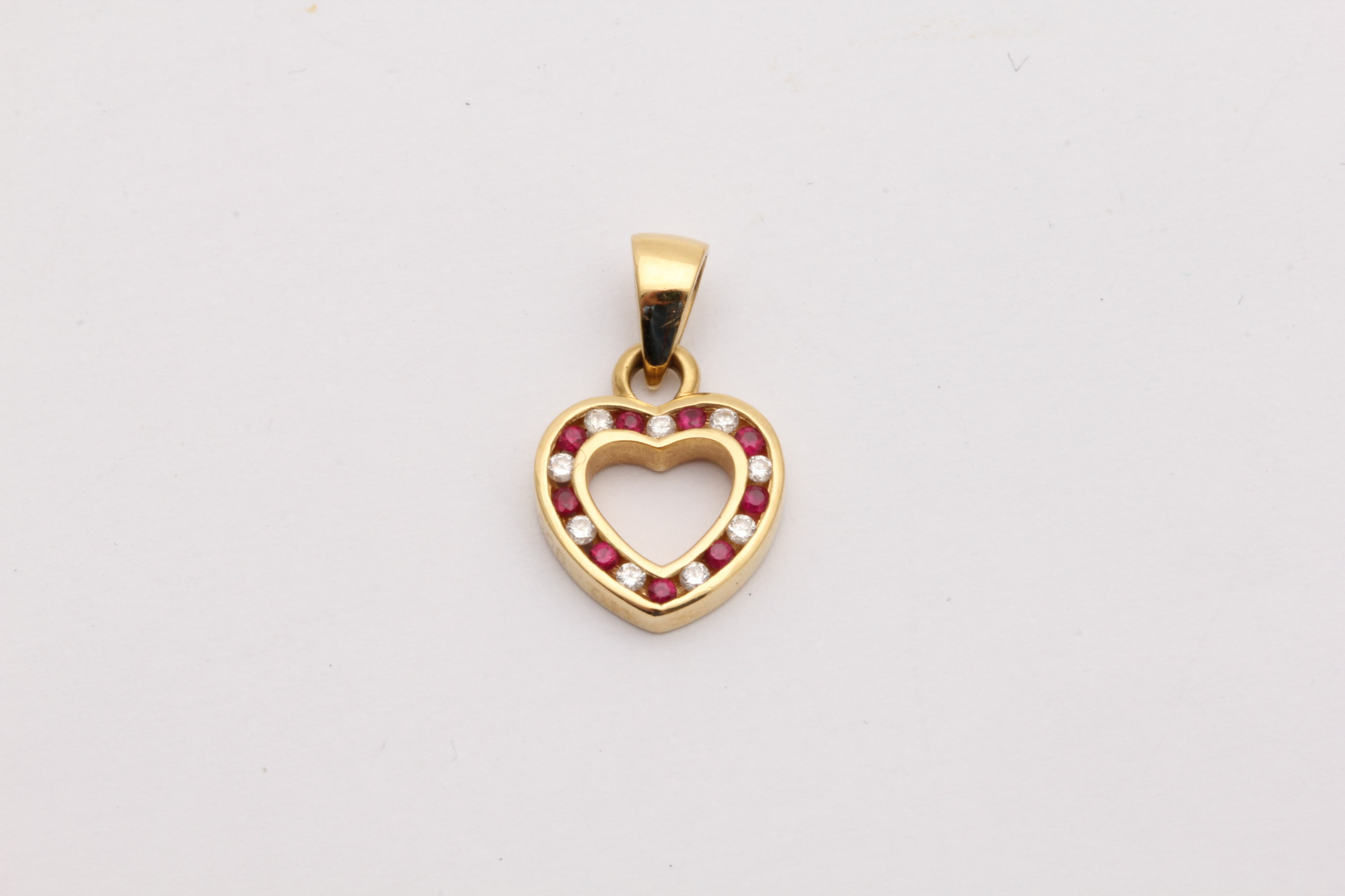 HÄNGE HJÄRTA MED RUBINER TOT. 0,11CT & DIAMANTER TOT. 0,08CT, 18x11MM – TILLV. GULD CARLSEN I SUNDSVALL – TOTALVIKT: