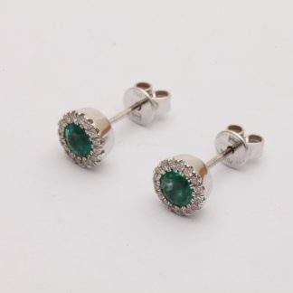 PAR ÖRHÄNGEN I VITGULD MED SMARAGDER OCH DIAMANTER TOT. CA: 0,20CT, CA: ø 7MM - TILLV. GULDFYNDGRUPPEN