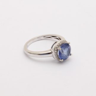RING I VITGULD MED SYNTETISK BLÅ SPINELL OCH DIAMANTER TOT. CA: 0,15CT, ø 16,75MM - TILLV. GULDFYNDGRUPPEN