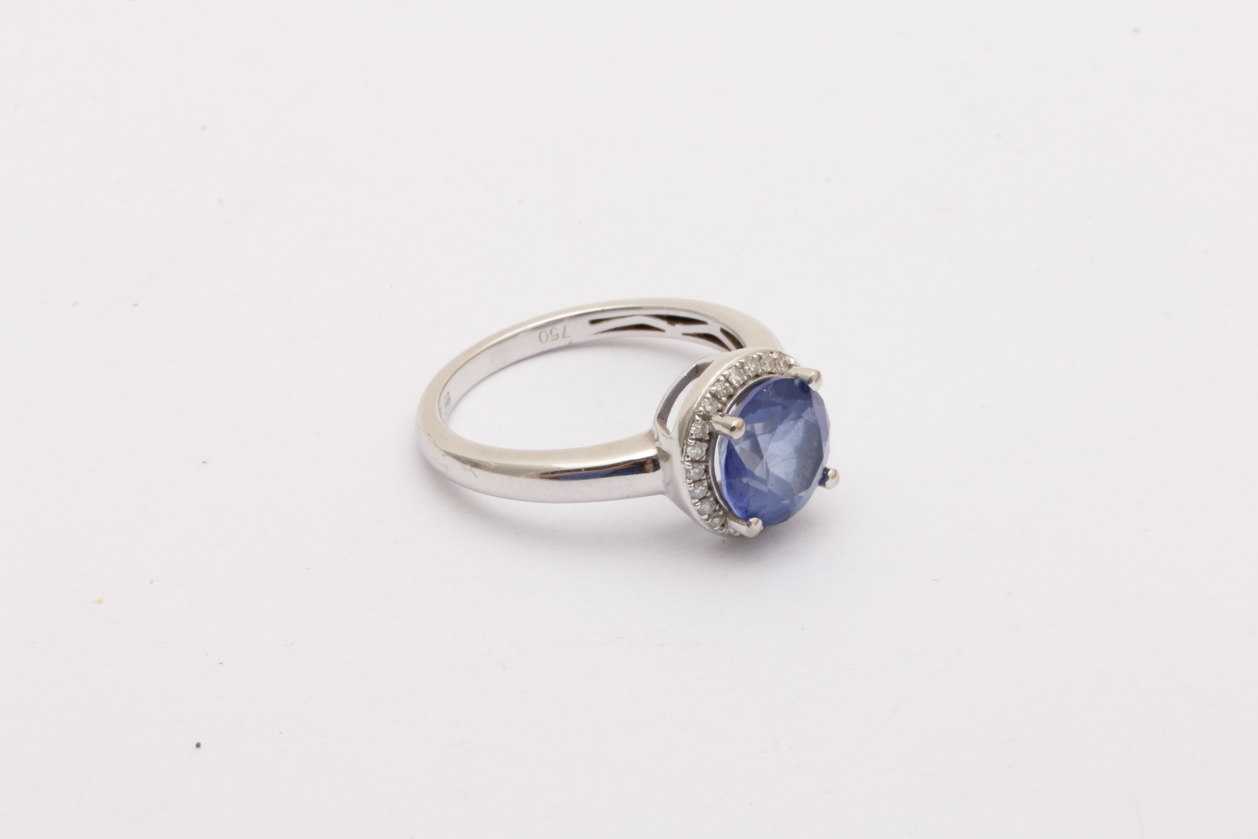 RING I VITGULD MED SYNTETISK BLÅ SPINELL OCH DIAMANTER TOT. CA: 0,15CT, ø 16,75MM – TILLV. GULDFYNDGRUPPEN