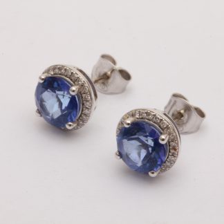 PAR ÖRHÄNGEN I VITGULD MED SYNTETISK BLÅ SPINELL OCH DIAMANTER TOT. CA: 0,25CT, ø 9MM - TILLV. GULDFYNDGRUPPEN