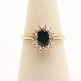 RING CARMOSÉ I VITGULD MED SAFIR OCH DIAMANTER TOT. CA: 0,14CT ø 17,75MM - OBS! GRAVYR I SKENAN