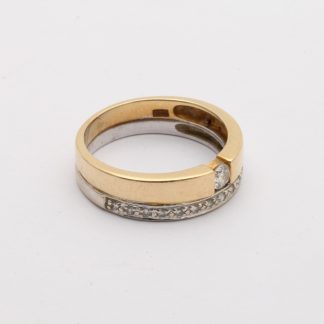 RING I TVÅ-FÄRGAT GULD MED DIAMANTER TOT. CA: 0,20CT, MITTSTEN CA: 0,12CT, ø 18MM - TILLV. GULDFYNDGRUPPEN