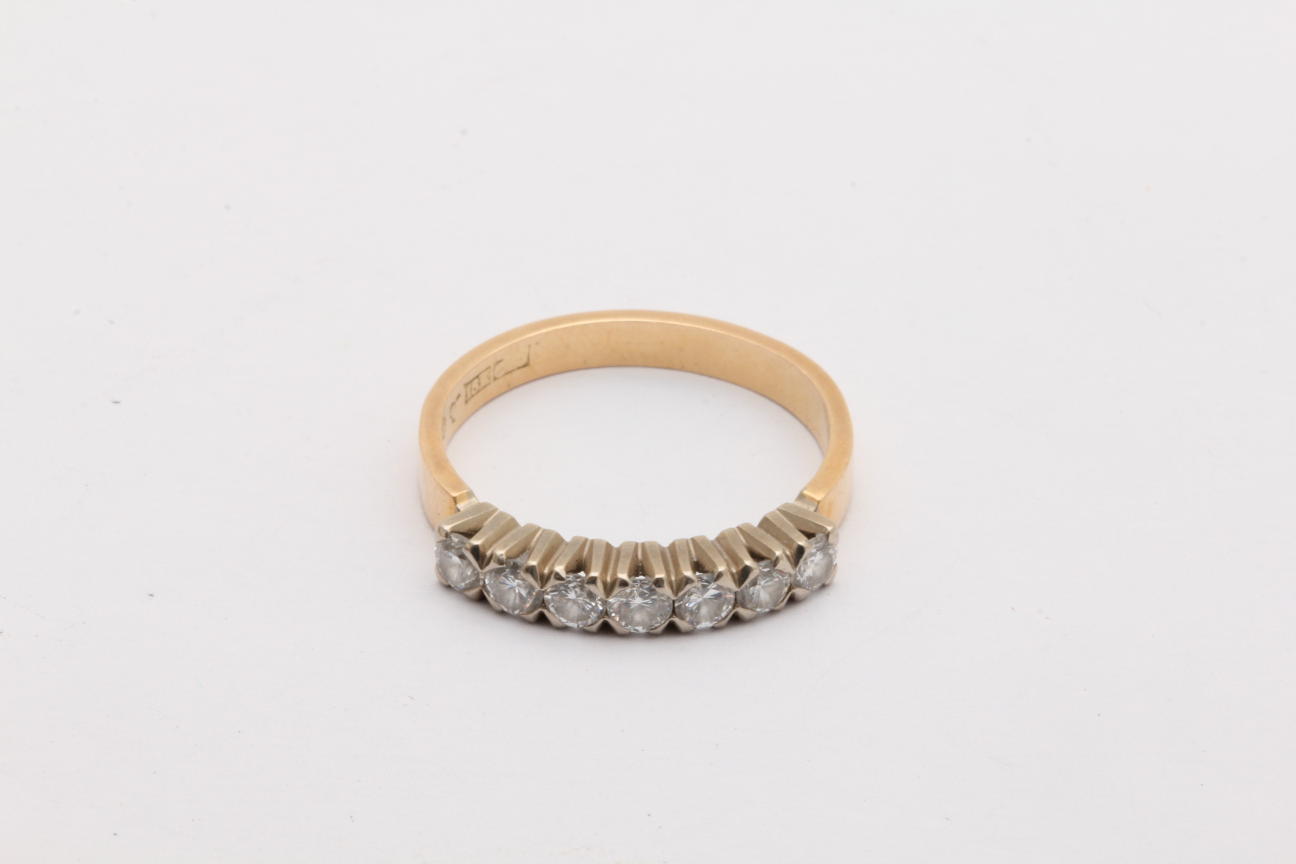 RING MED DIAMANTER TOT. 0,75CT ENLIGT INSKRIPTION, ø 18,5MM – TILLV. JUVEL-MAGNUS HENÅN 1981
