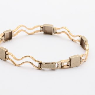 DEFEKT ARMBAND MED VÅGFORM OCH FROSTADE DETALJER 17,5CM, BREDD: 9MM - OBS! NÅGOT OJÄMN