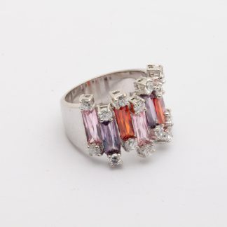 RING MED FÄRGADE PRYDNADSSTENAR ø 18MM - TILLV. INDO NORDIC DESIGN I STOCKHOLM