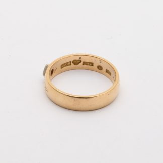 RING MED DIAMANT 0,04CT ENLIGT INSKRIPTION, ø 17,75MM - TILLV. UDDEVALLA - OBS! GRAVYR I SKENAN