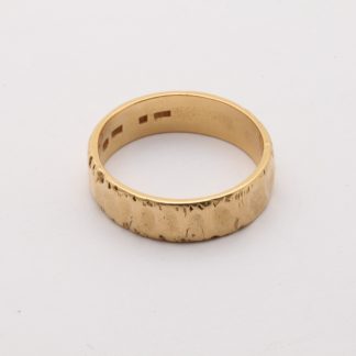 INVESTERINGSGULD / RING MED MÖNSTER OCH GRAVYR ø 18,25MM - TILLV. SVERIGE