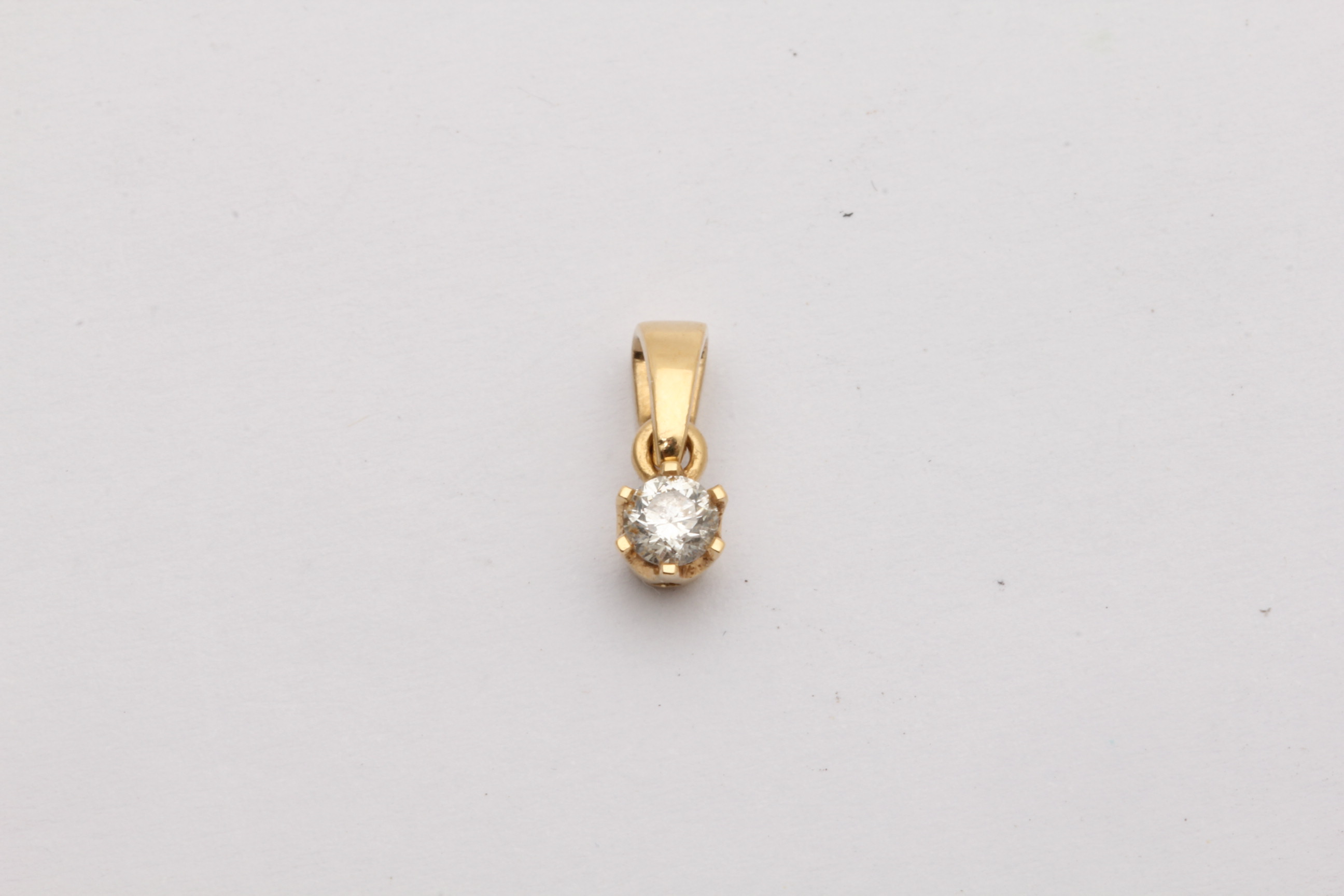 HÄNGE MED DIAMANT CA: 0,015CT 11x4MM – TILLV. GULDFYNDGRUPPEN
