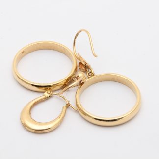 INVESTERINGSGULD / PAR ÖRHÄNGEN MED SLÄTA RINGAR 40x21MM - ETT UDDA ÖRHÄNGE 18x13MM - OBS! NÅGOT NAGGADE OCH BUCKLIGA