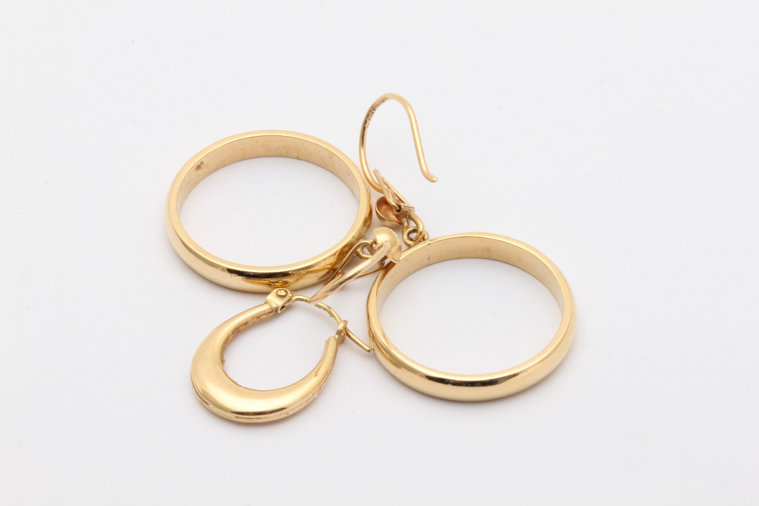 INVESTERINGSGULD / PAR ÖRHÄNGEN MED SLÄTA RINGAR 40x21MM – ETT UDDA ÖRHÄNGE 18x13MM – OBS! NÅGOT NAGGADE OCH BUCKLIGA
