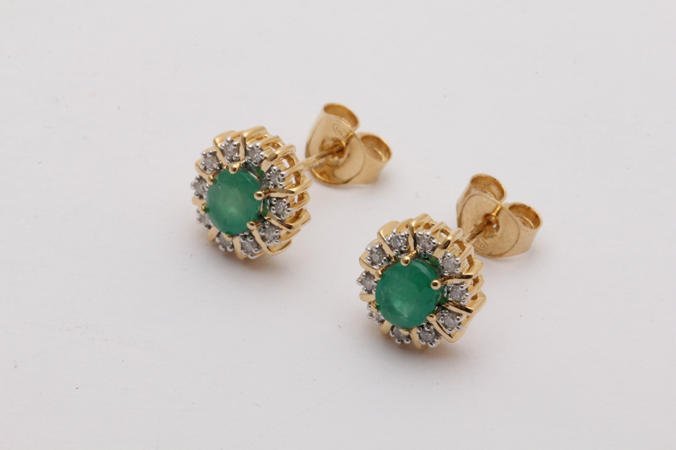PAR ÖRHÄNGEN CARMOSÉ MED SMARAGDER OCH DIAMANTER TOT. CA: 0,20CT, 10x8MM – TILLV. GULDFYNDGRUPPEN