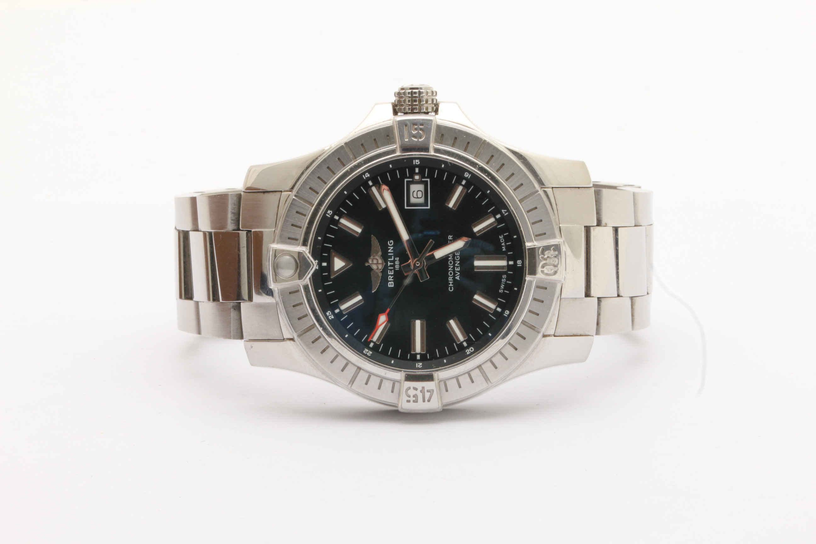 HERRUR BREITLING AVENGER ø 43MM, AUTOMATIC, REF: A17318, S/N: 6255934, I ORIGINAL ETUI OCH MED CERTIFIKAT, SAMT RESEFODRAL – NÅGRA REPOR PÅ LÄNKEN, ANNARS I BRA SKICK