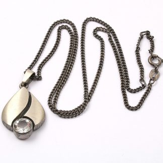 HÄNGE MED STEN, L 3,2 CM, TILLV KARL LAINE, HALSKEDJA PANSAR I OXIDERAT SILVER, KAN LÅSAS VID 42-47 CM, FINSKA STÄMPLAR