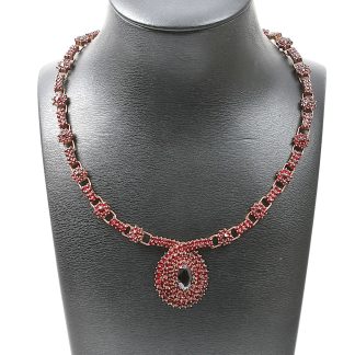 HALSSMYCKE I FÖRGYLLT SILVER MED GRANATER, L 47 CM , HÄNGSMYCKET 3,5 CM LÅNGT, TOTALVIKT