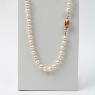 PÄRLCOLLIER MED DEFEKT LÅS I 18K , 7 MM, L 42,5 CM I ETUI