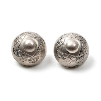 2 KNAPPAR I SILVER TILLV, 1966, CA 1,5 CM