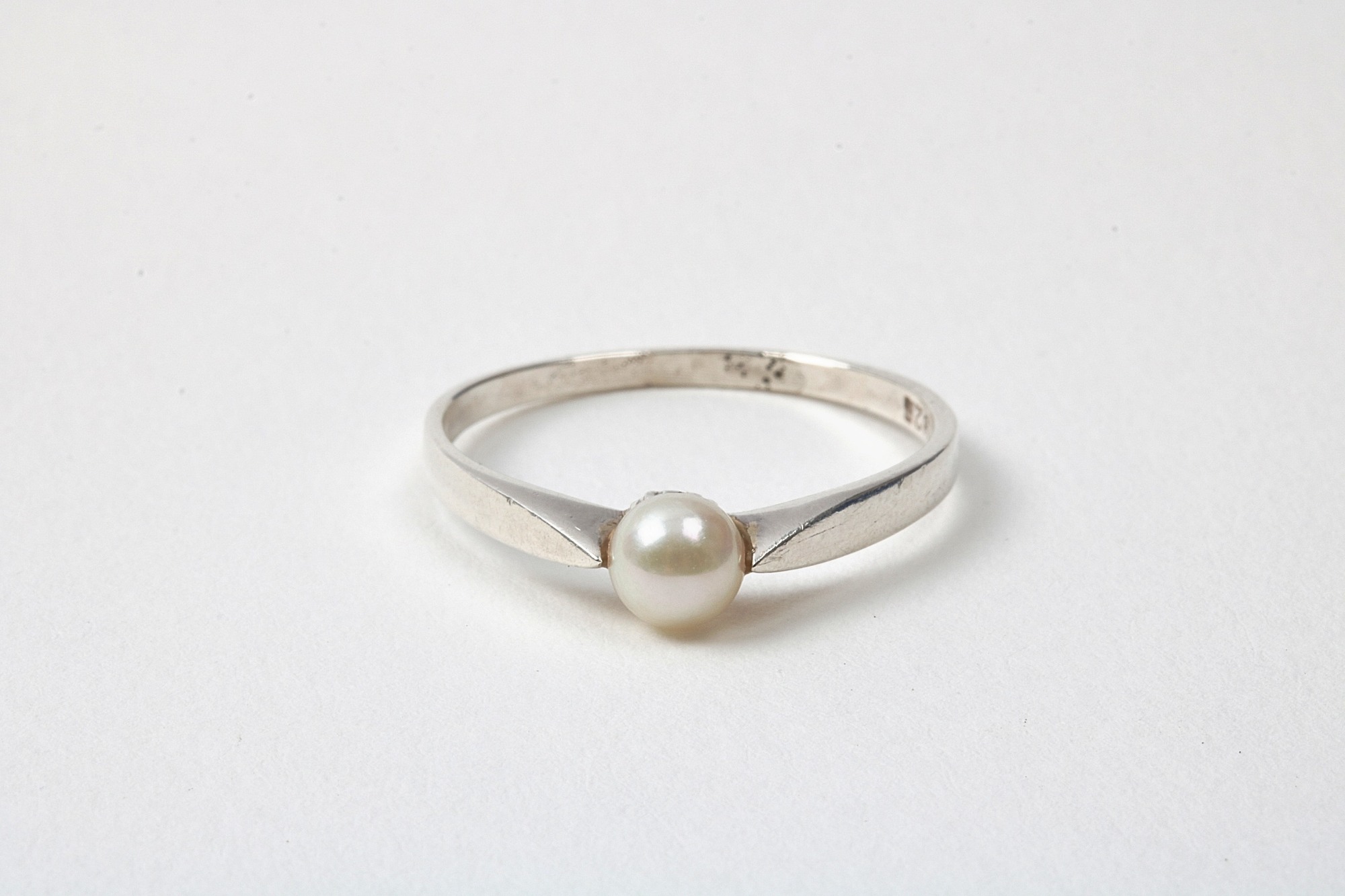 RING I SILVER MED LIMMAD PÄRLA, 18,25 MM