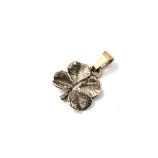 HÄNGE FYRKLÖVER I FÖRGYLLT SILVER, 2 CM