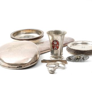 DIVERSE SMYCKEN OCH BRUKSFÖREMÅL I SILVER, DEFKTER OCH GRAVYRER