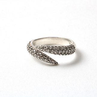 RING MED SYNTETISKA STENAR , 16,25 MM
