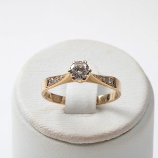 RING MED DIAMANTER, MITTSTEN CA 0,30CT, GRAVYR, TILLV, JARL SANDIN GÖTEBORG, 1988, 17MM