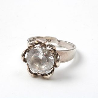 RING BLOMMA MED BERGKRISTALL I SILVER, DESIGN KE PALMBERG FÖR ALTON 1973, NGT REGLERBAR STORLEK, TOTALVIKT