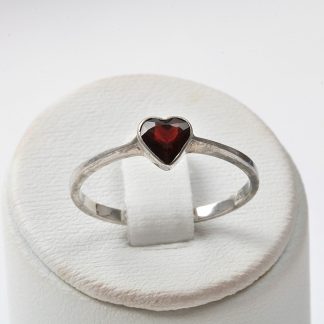 RING I SILVER MED RÖTT STENHJÄRTA, 18,25MM