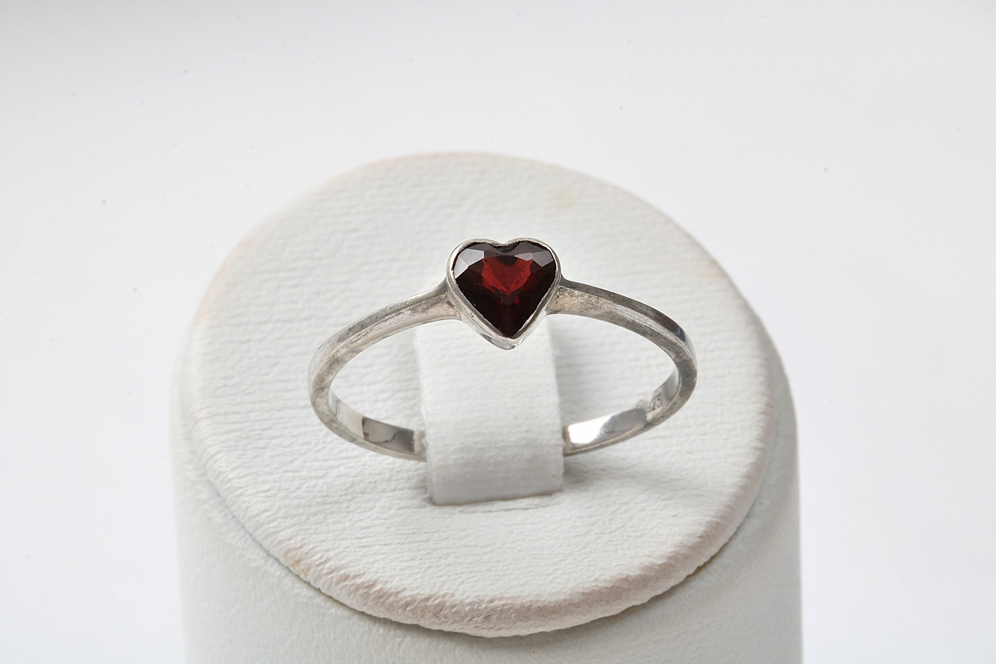 RING I SILVER MED RÖTT STENHJÄRTA, 18,25MM