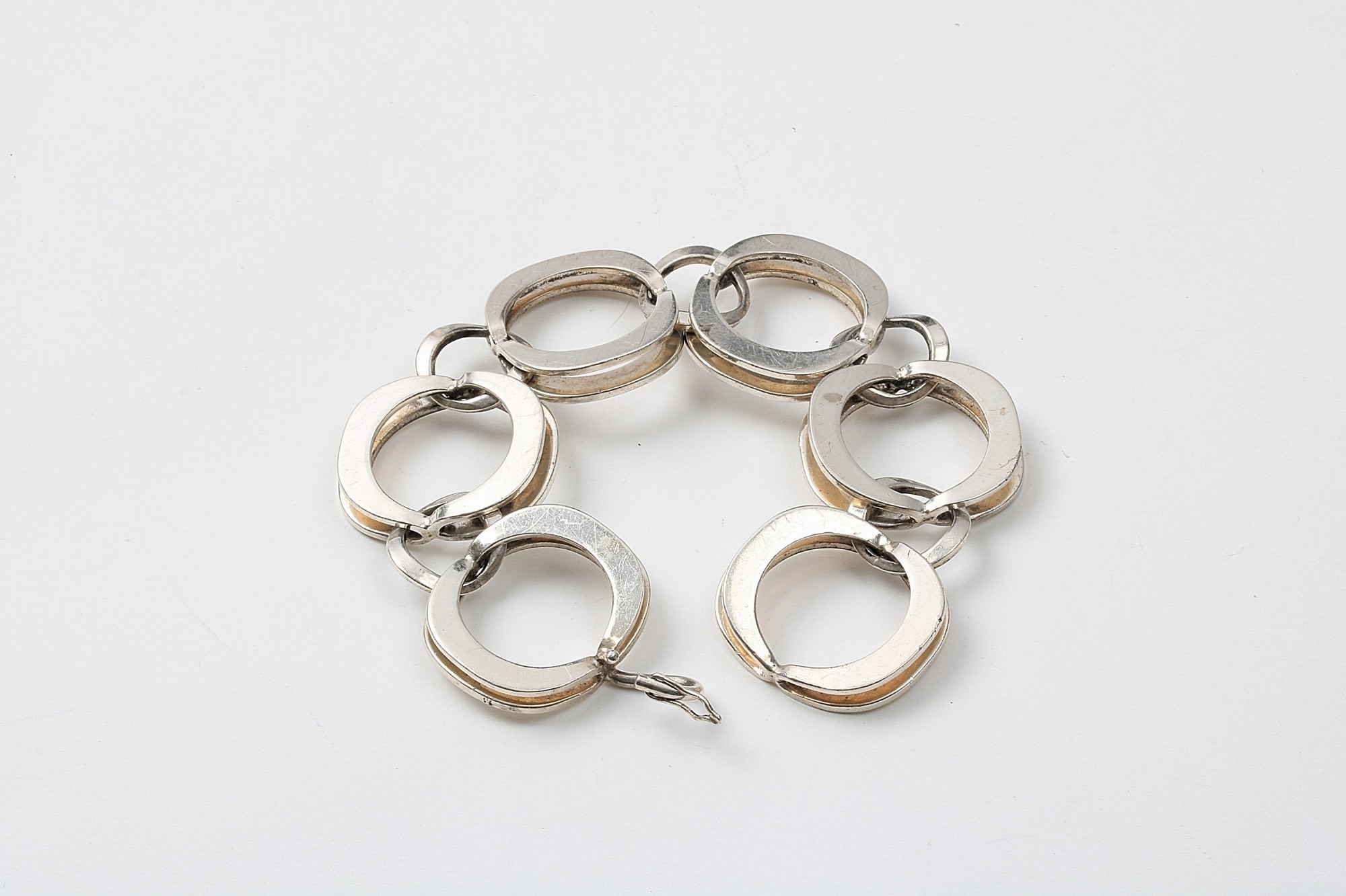 ARMLÄNK I SILVER DESIGN THERESIA HVORSLEV FÖR ALTON, 1971, L 19CM B 3CM, BRUKSSLITAGE