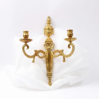 PAR APPLIQUER I FÖRGYLLD BRONS, GUSTAVIANSKA STOCKHOLMSARBETEN FÖR VARDERA LJUS, MED VÄDURSHUVUDEN, MÅTT: 31,5CM KÖPTA STOCKHOLSAUKTIONSVERK 11 000:- + AVG