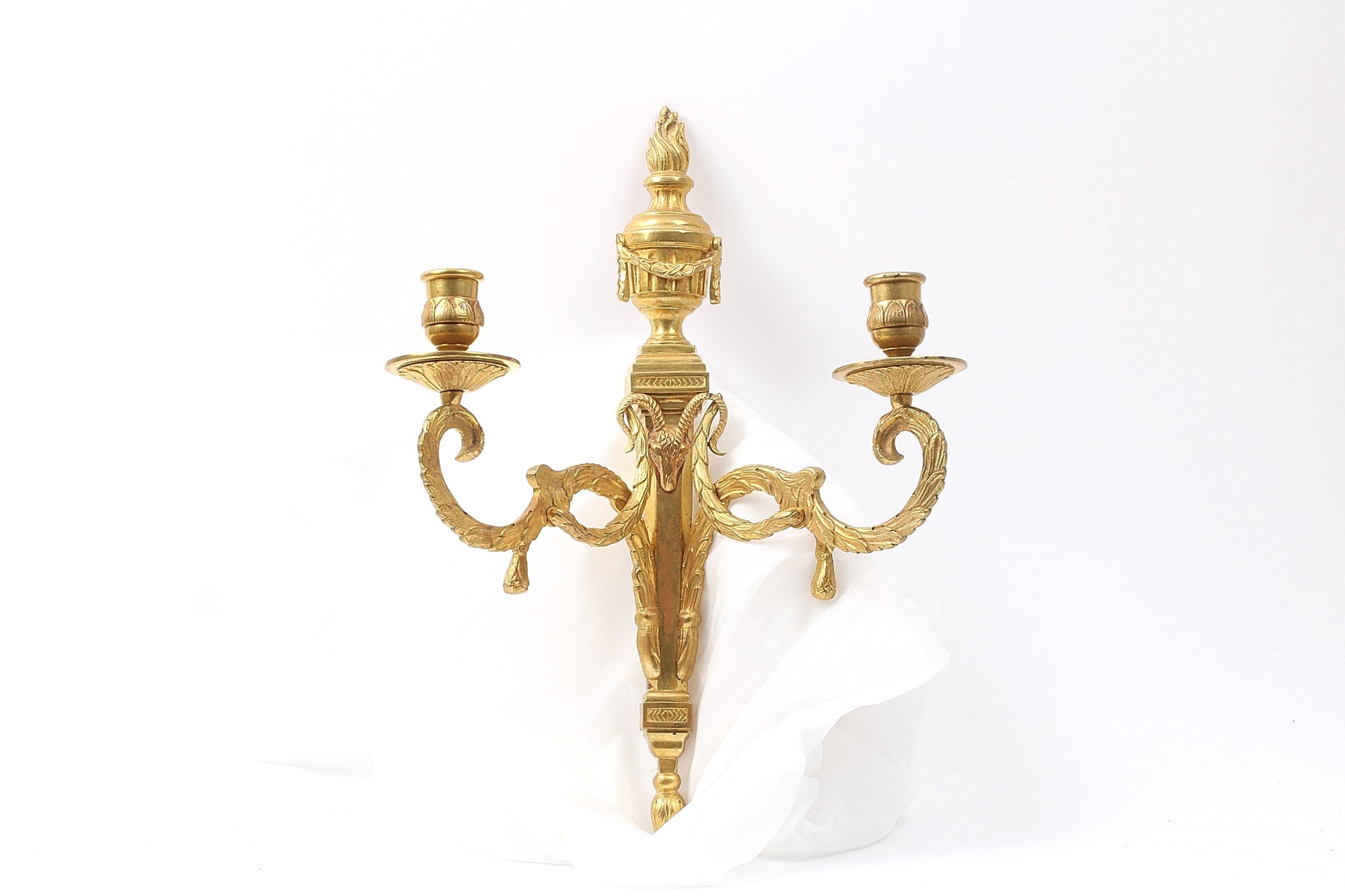 PAR APPLIQUER I FÖRGYLLD BRONS, GUSTAVIANSKA STOCKHOLMSARBETEN FÖR VARDERA LJUS, MED VÄDURSHUVUDEN, MÅTT: 31,5CM KÖPTA STOCKHOLSAUKTIONSVERK 11 000:- + AVG - Bild 2
