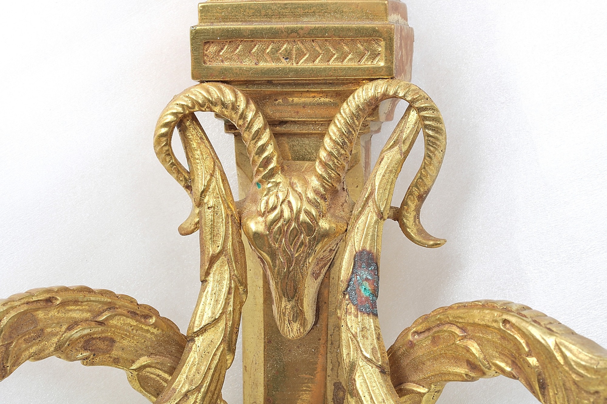 PAR APPLIQUER I FÖRGYLLD BRONS, GUSTAVIANSKA STOCKHOLMSARBETEN FÖR VARDERA LJUS, MED VÄDURSHUVUDEN, MÅTT: 31,5CM KÖPTA STOCKHOLSAUKTIONSVERK 11 000:- + AVG - Bild 3