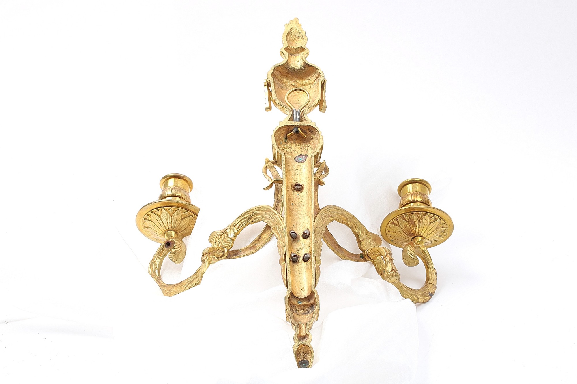 PAR APPLIQUER I FÖRGYLLD BRONS, GUSTAVIANSKA STOCKHOLMSARBETEN FÖR VARDERA LJUS, MED VÄDURSHUVUDEN, MÅTT: 31,5CM KÖPTA STOCKHOLSAUKTIONSVERK 11 000:- + AVG - Bild 4