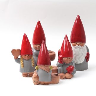 TOMTEFAMILJ , LISA LARSSON DESIGN, PAPPA 18CM, MAMMA 15,5CM, FLICKA MED PEPPARKAKA 13,5CM, FLICKA MED KATT 13CM, POJKE MED LJUSHÅLLARE 13CM